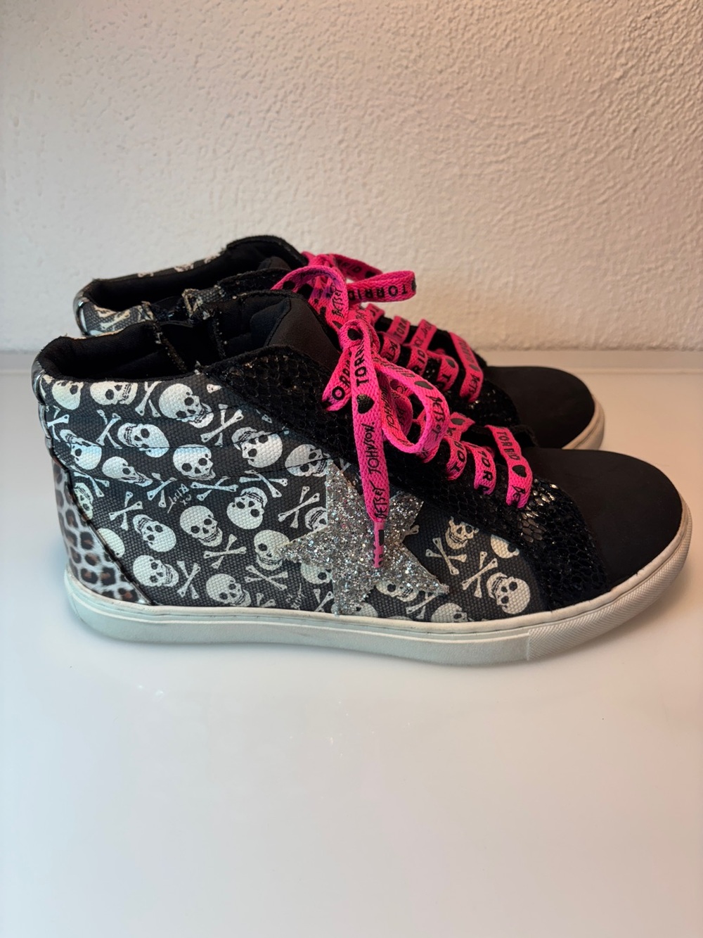 Torrid & Betsey Johnson Skull High-Top Sneakers with Sliver Star & Pink Laces 9W